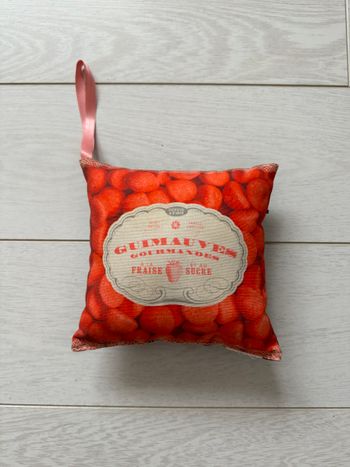 Petit coussin à suspendre Bonjour Mon Coussin Fraises Tagada