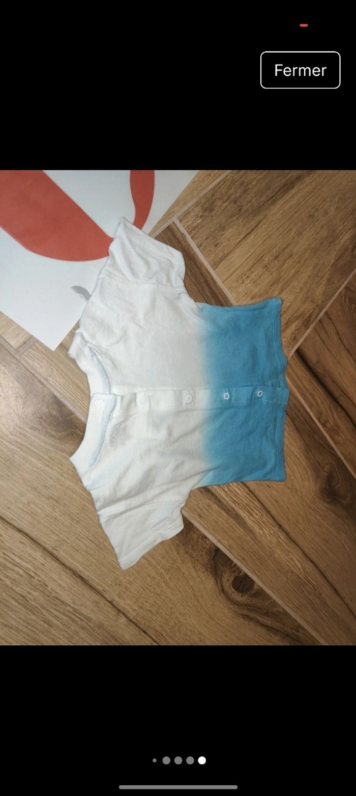 Lot ensemble 
1 salopette Obaibi 
1 t-shirt réversible Obaibi 
1 t-shirt manches courtes Kiabi 
1 t-shirt manches longues dino orchestra 
Taille 1 mois 53-56 cm - photo numéro 9