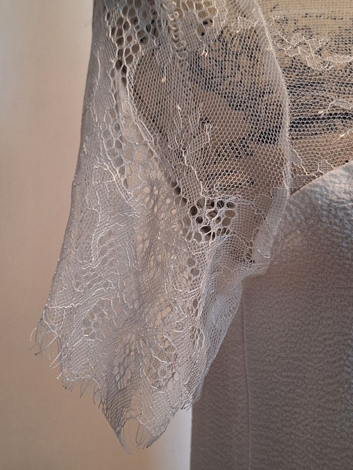 Blouse blanche avec col et manches en dentelle délicate et transparente - photo numéro 3