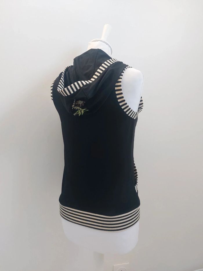 Veste à capuche satinée à motifs brodés sans manche taille S - photo numéro 6