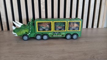 Camion et voiture dinosaure