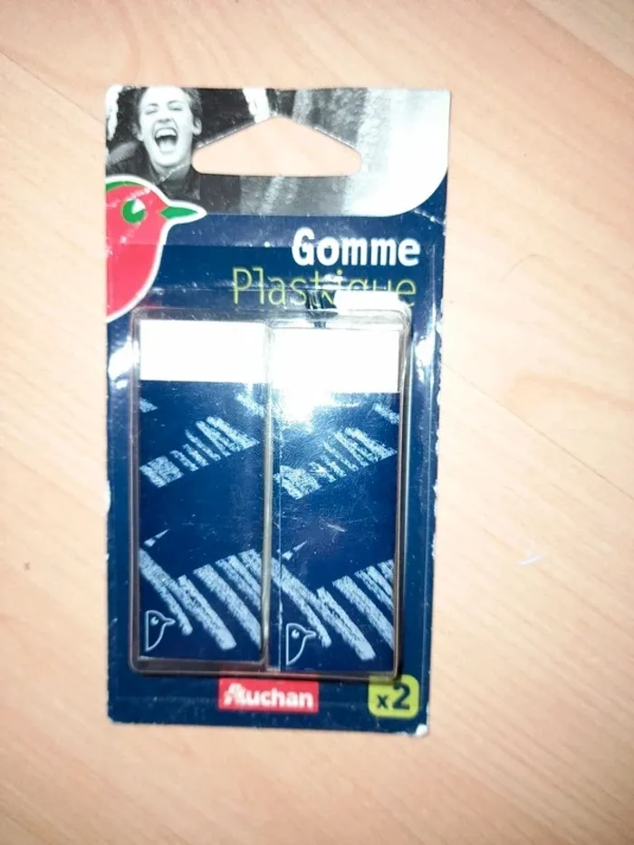 Lot de 2 Gommes Blanches Neuves - Marque Auchan