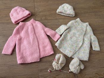 Gilet et bonnet naissance tricot