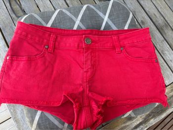 Short court en jean rouge