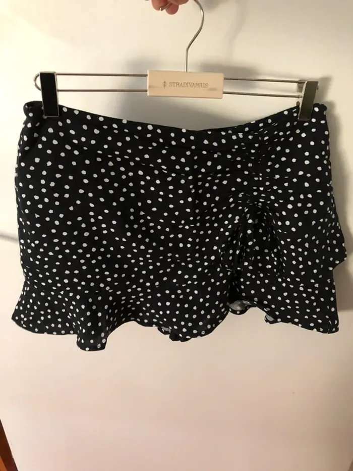 Jupe short été noire à poids blancs stradivarius - photo numéro 5