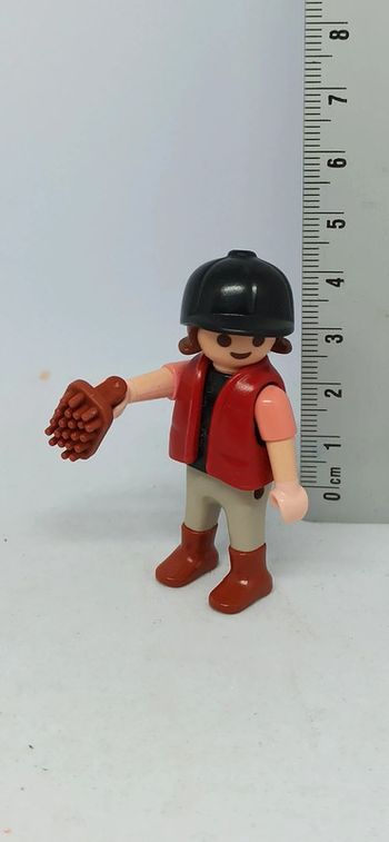 Fille enfant cavalière avec haut rouge et brosse playmobil