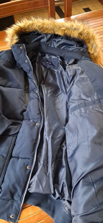Veste très chaude,  bleu marine, peu portée,  bon état,  4XL de chez Kiabi