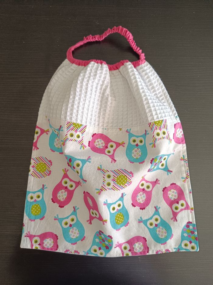 Serviette de table élastiquée, forme bavoir , fille , pour cantine école maternelle