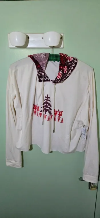 Haut blanc et rouge, sapin