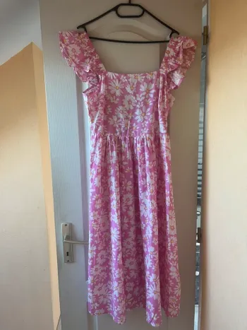 influence petite- robe mi longue à fleurs, volants et lanières rose