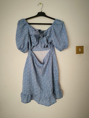 Robe bleu à motif fleur blanche ouverte au milieu taille M