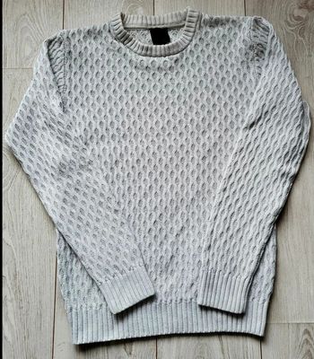 Pull H&M torsadé gris clair – col rond – maille texturée – homme/femme – Taille XS