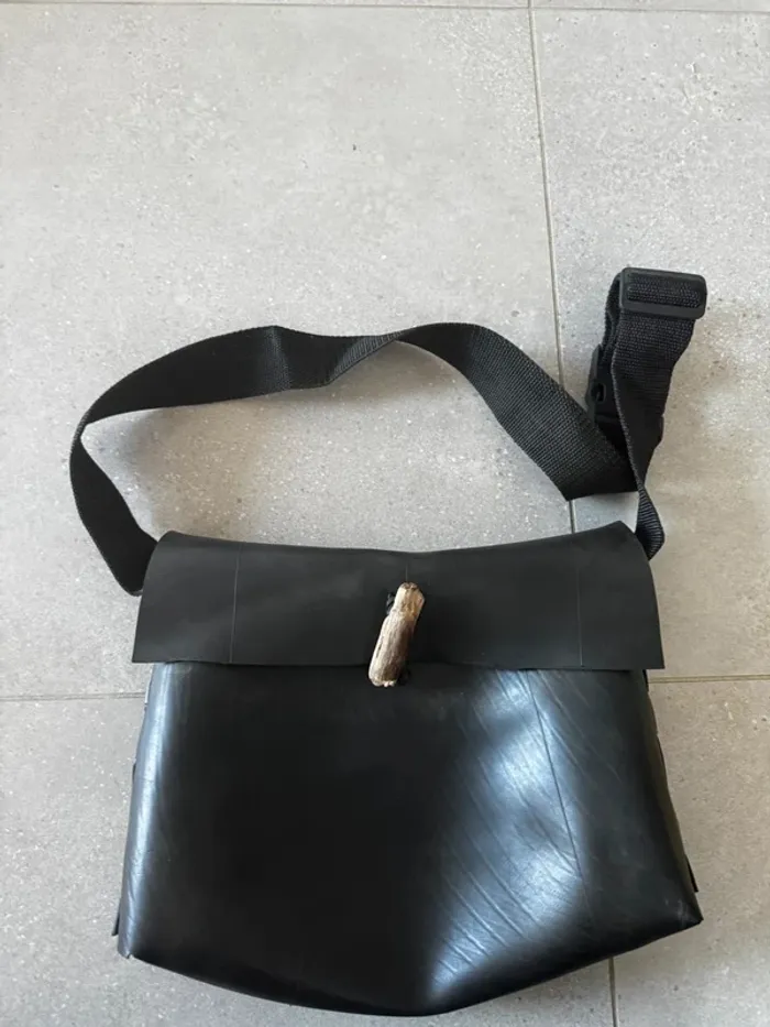 Sac à bandoulière fait main, bon état mais il y a des marques d'usures, 37x25cm