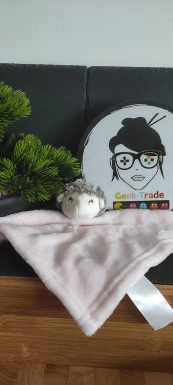 Doudou plat hérisson rose velours carré 29 cm gris Yeux Fermés Dormeur Sommeil