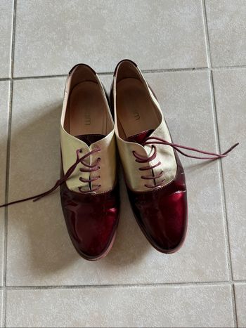 Derbies rouges bordeaux et dorée
