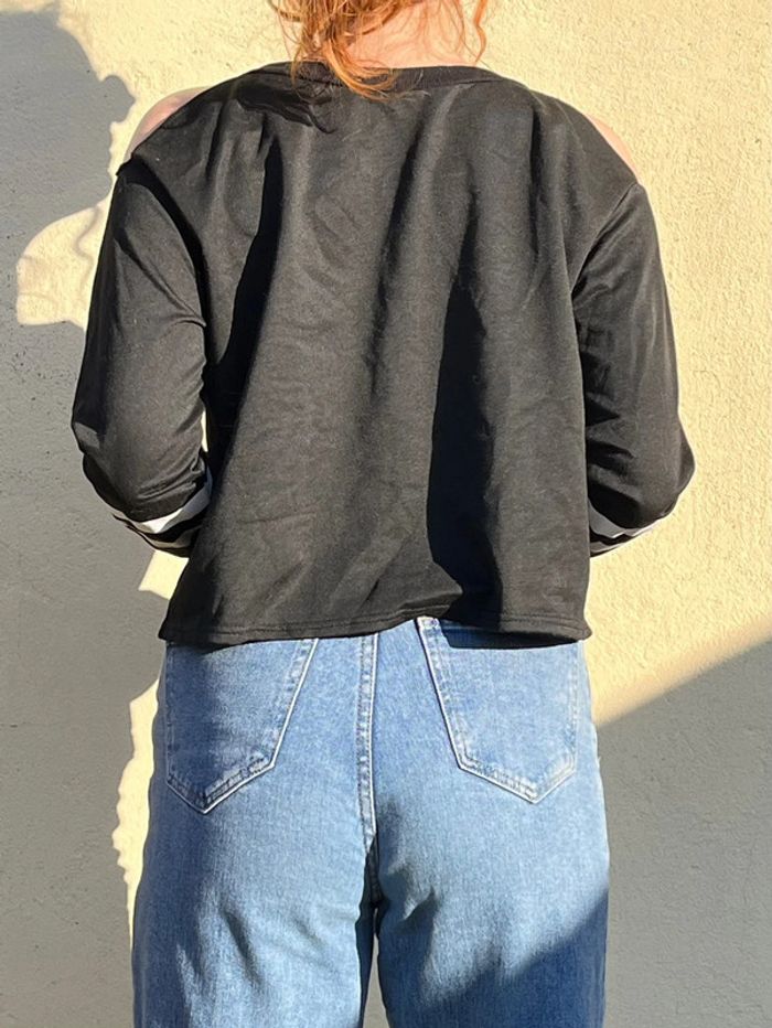 Sweat crop manches longues épaules dénudées - noir et bandes en blanc - photo numéro 6