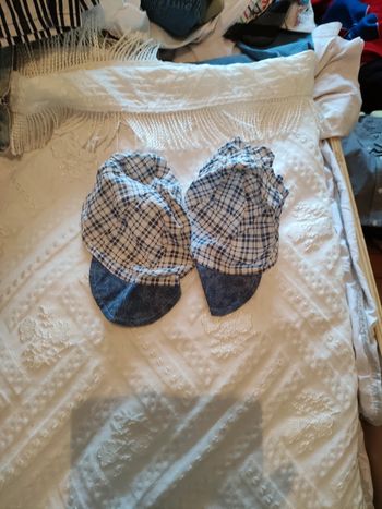 2 casquettes bebe 12/24 mois