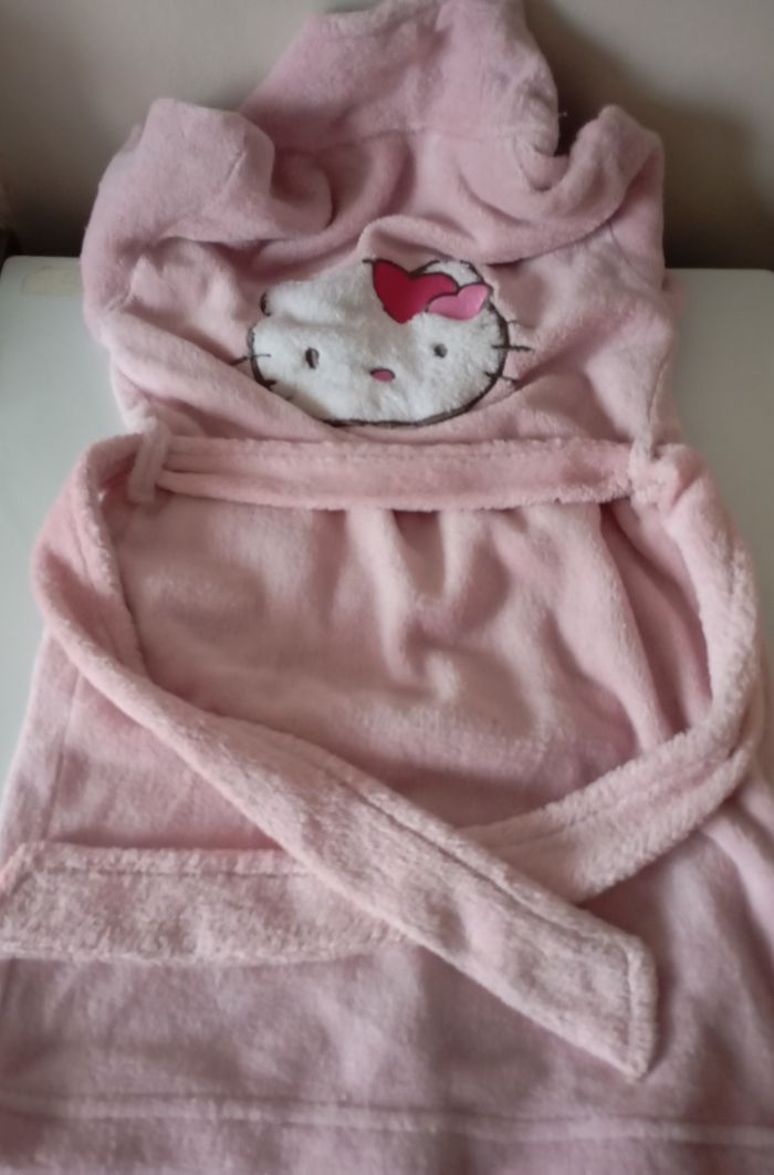 Robe de chambre rose clair 4 ans  polyester 2 poches et une ceinture.Hello Kitty. Très bon état - photo numéro 5