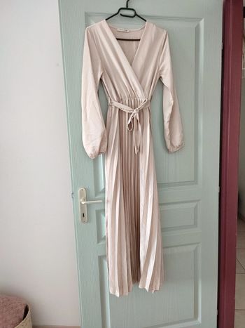 Robe longue satinée et plissée sans fente
