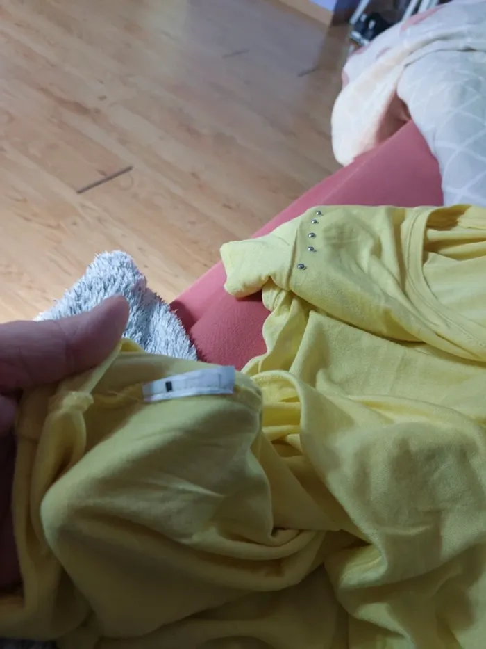 Joli tee-shirt jaune avec épaules volantées et clous - photo numéro 6