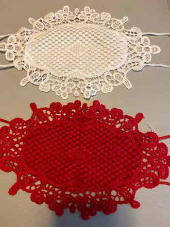 masque de protection en dentelle rouge ou blanc