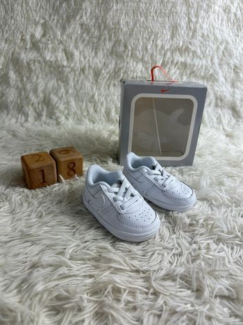 Paire de basket bébé nike force 1 crib taille 18,5