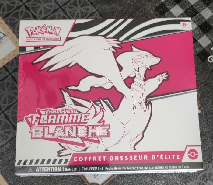 Pokémon - ETB - Coffret dresseur d'elite EV10.5 flamme blanche ( bloc écarlate et violet )