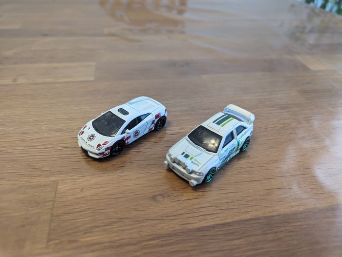 Lot 133 de 2 petites voitures une sport et une police étrangère