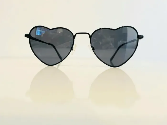 Lunette de soleil femme cœur noire UV protection catégorie 3 - photo numéro 2