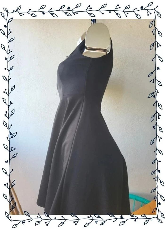 Robe noir avec lacets sur le devant - photo numéro 3
