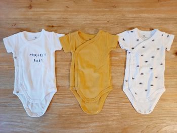 Lot de 5 bodys taille 0 naissance