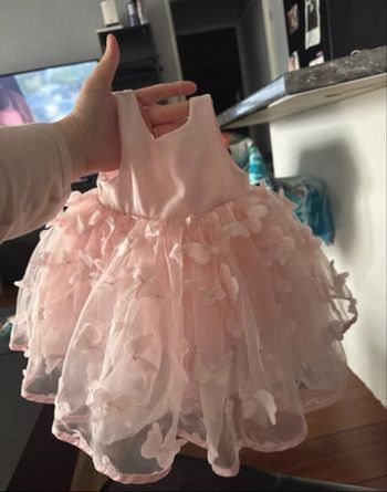 Vends robe plus gilet bébé trois mois