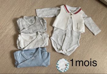 Lot bodys 1 mois