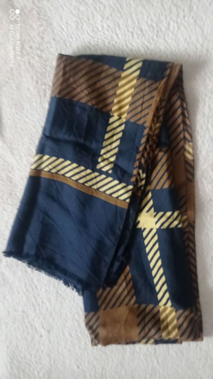 Écharpe foulard en soie noir, jaune et marron tbe