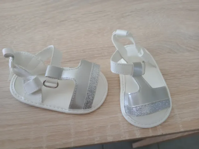 Nu pieds bebe fille