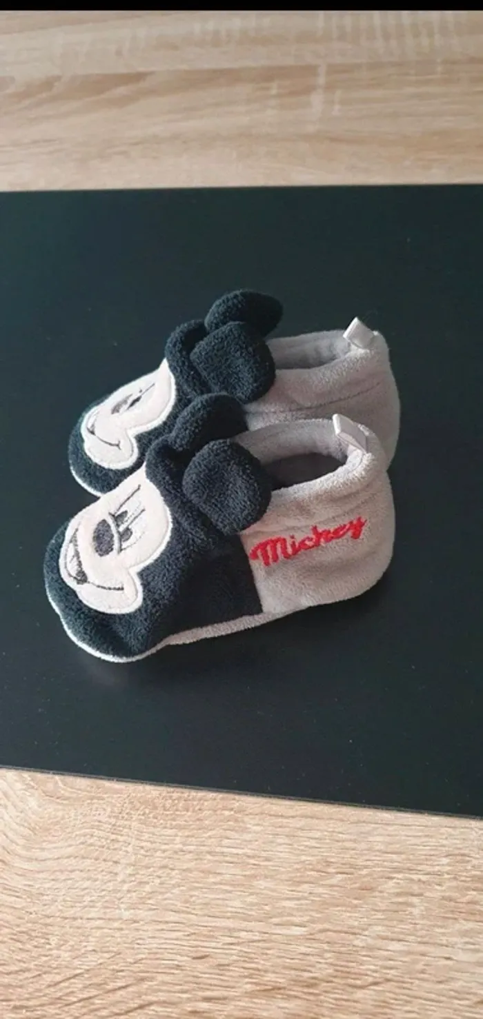 Lot de 2 paires de chaussons et 1 paire chaussure 3-6 mois - photo numéro 2