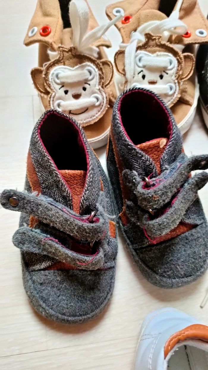 Lot cinq paires chaussures bébé - photo numéro 3