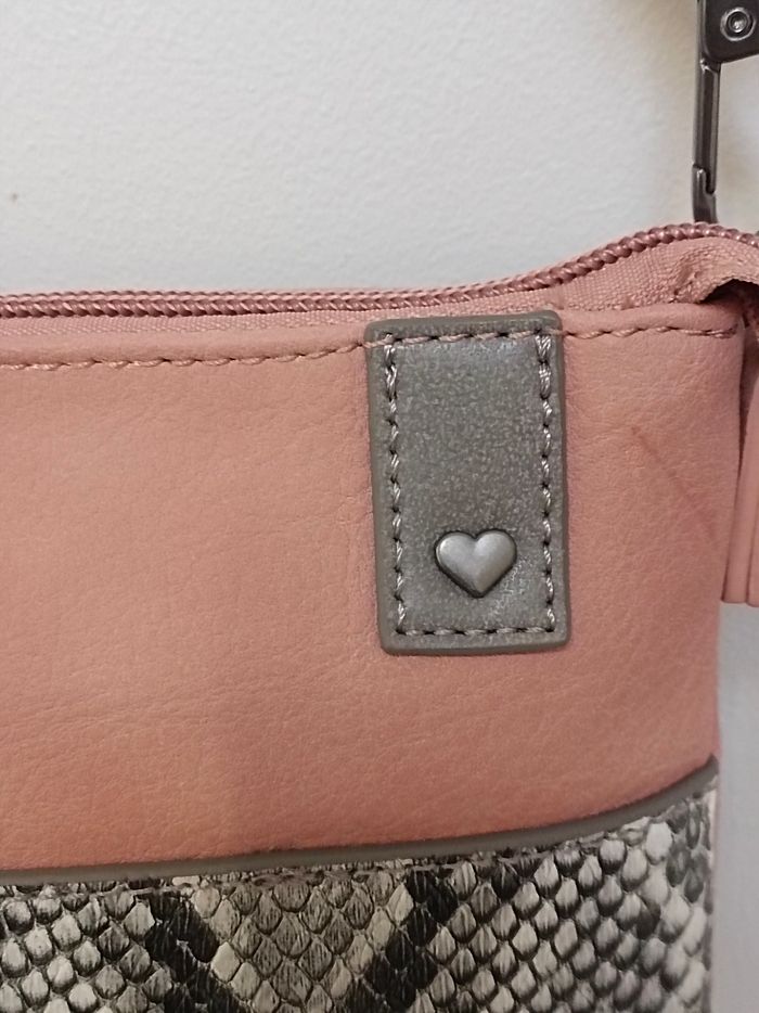 Sac à main fermeture zippée de marque street one neuf jamais porté 
Dimensions 26 x 17 cm 
1 poche zippée à l'intérieur et 1 normale 1 poche zippée à l'extérieur 
envoi rapide - photo numéro 3