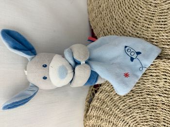 Doudou plat Mouchoir chien Lapin bleu gris SUCRE D’ORGE fusée