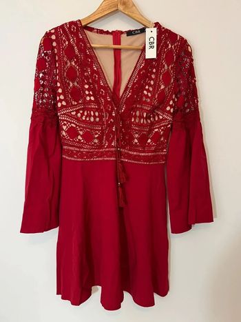 Robe rouge brodée