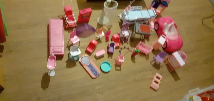 Gros lot barbies toutes les accessoires plus 25 barbies 6 Ken et bébé et ados - photo numéro 2