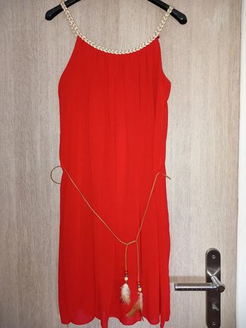 Jolie robe rouge avec ceinture à plumes