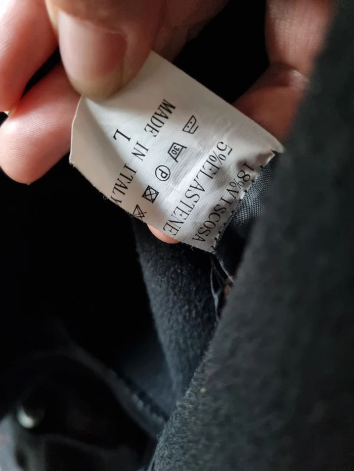 Manteau noir et fleurs rouges - photo numéro 3