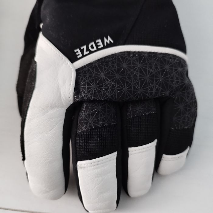 Paire de gants noire et blanche - photo numéro 4