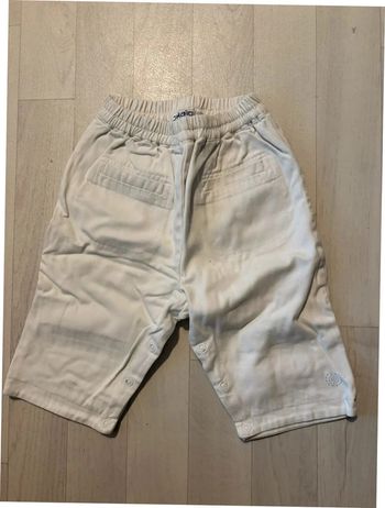 Pantalon blanc okaidi 12 mois qui s’ouvre à l’entrejambe