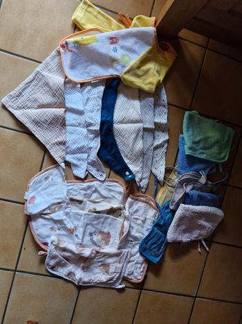 Lot de bavoir et de langes