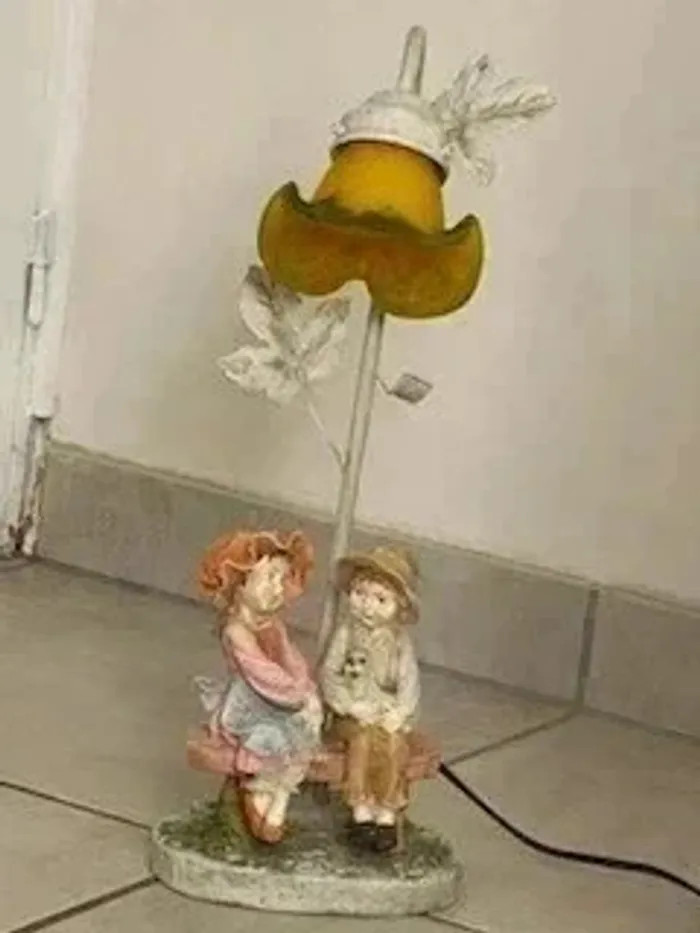 Lampe porcelaine couple enfant Marque Marchands Paris