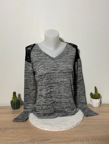 T-shirt manches longues gris chiné à épaules en dentelle noire Mim