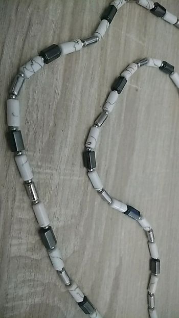 Collier magnétique blanc marbré gris.