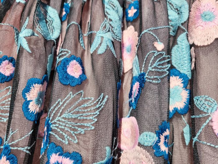 Magnifique jupe Billieblush, 3 épaisseurs en tulle, fleurs brodées, 10 ans - photo numéro 3